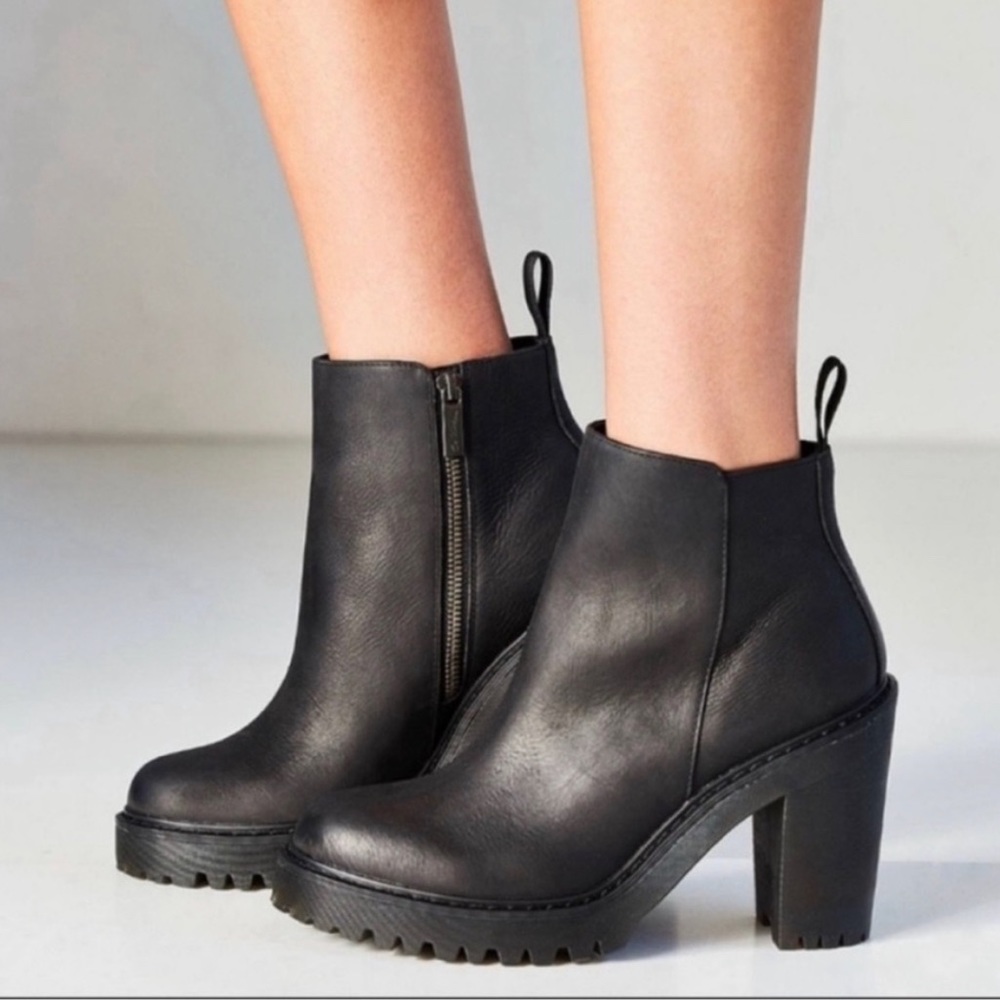 Dr Martens Magdalena Leather heeled Chelsea boots size 5
